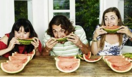 全家拿凳子吃瓜短剧免费看,凳子瓜盘齐上阵，免费短剧盛宴等你来